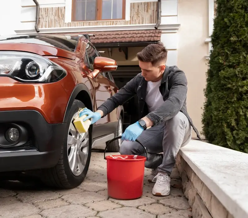 Lavage auto à domicile Aulnoye-Aymeries : professionnel intervenant sur un véhicule